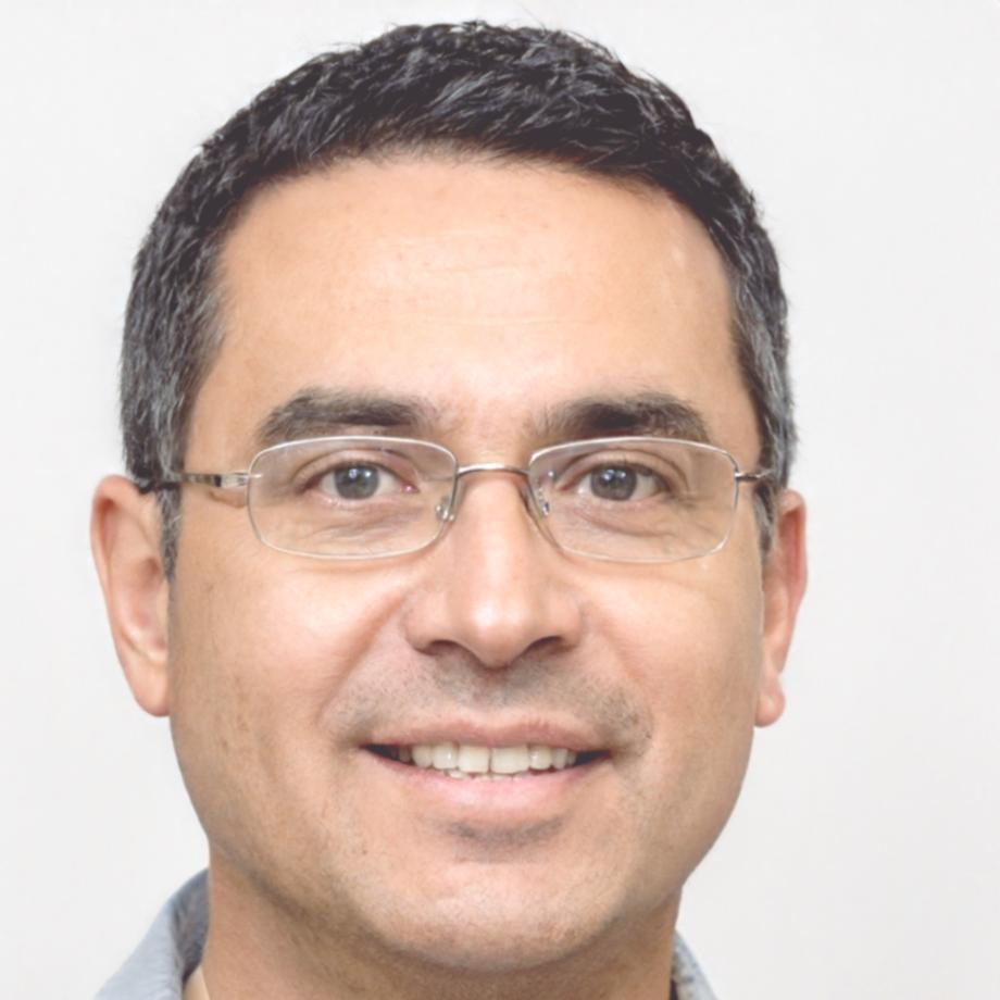 Ritratto di Giuliano Fontanesi, istruttore di meditazione musicale