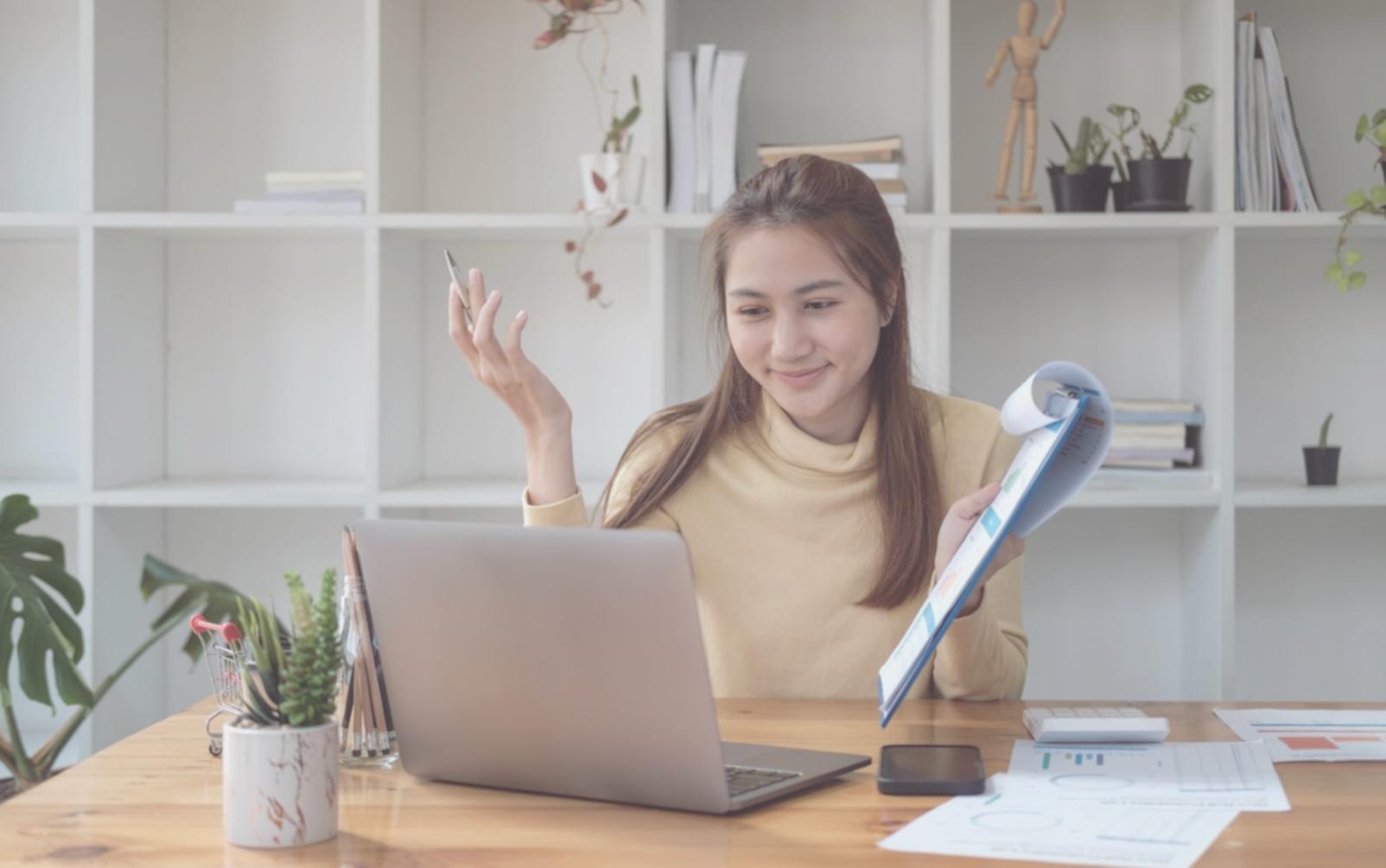Ambiente sereno per la meditazione con elementi naturali